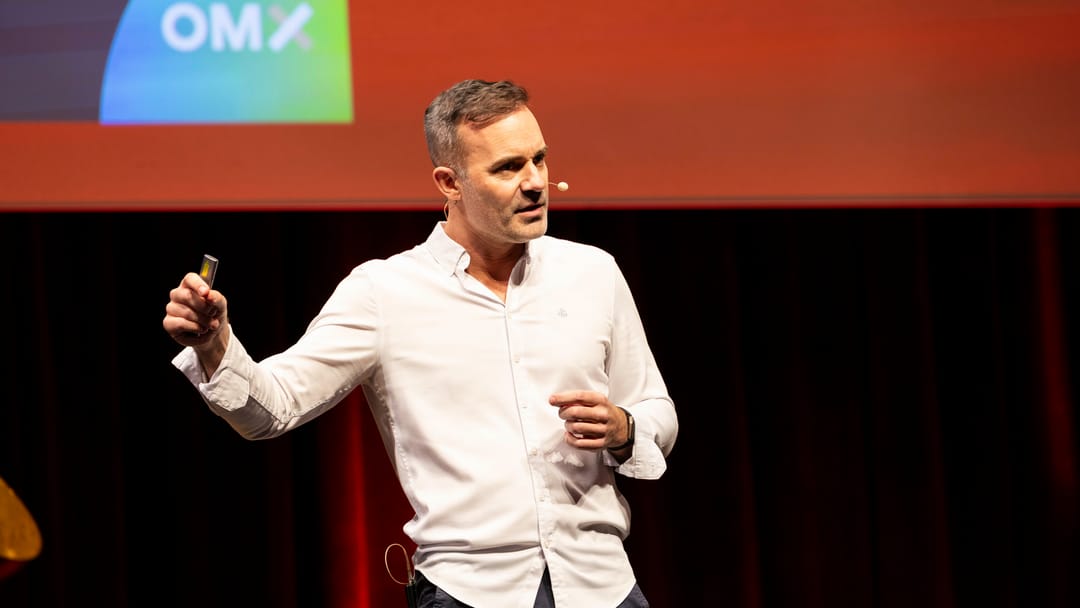 Speaker spricht engagiert auf der Bühne der OMX 2025